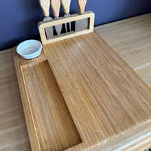 Cargar imagen en el visor de la galería, Tabla de Quesos de madera con set de cuchillos
