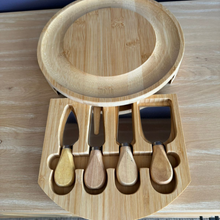 Cargar imagen en el visor de la galería, Tabla de aperitivo de madera redonda con cuchillos
