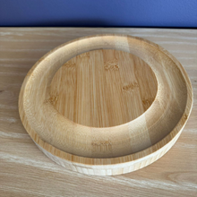 Cargar imagen en el visor de la galería, Tabla de aperitivo de madera redonda con cuchillos