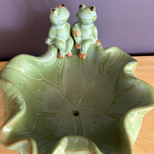 Cargar imagen en el visor de la galería, Fuente Pareja de ranas
