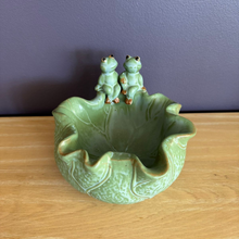 Cargar imagen en el visor de la galería, Fuente Pareja de ranas