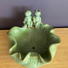 Cargar imagen en el visor de la galería, Fuente Pareja de ranas