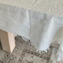 Cargar imagen en el visor de la galería, Mantel blanco con textura