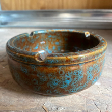 Cargar imagen en el visor de la galería, Cenicero cerámica colores