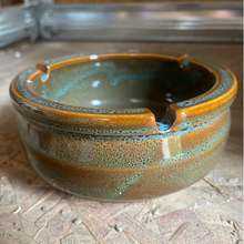 Cargar imagen en el visor de la galería, Cenicero cerámica colores