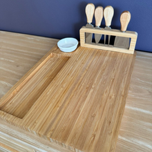 Cargar imagen en el visor de la galería, Tabla de Quesos de madera con set de cuchillos
