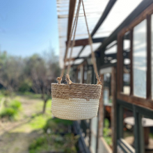 Cargar imagen en el visor de la galería, Canasto de yute colgante
