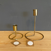 Cargar imagen en el visor de la galería, Candelabro metálico dorado
