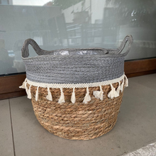 Cargar imagen en el visor de la galería, Canasto macetero cuerda yute flecos
