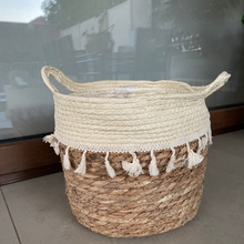 Cargar imagen en el visor de la galería, Canasto macetero cuerda yute flecos
